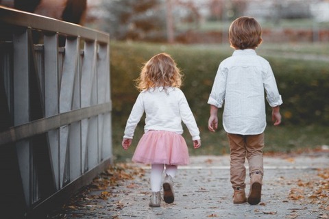 sidewalk-leaf-child